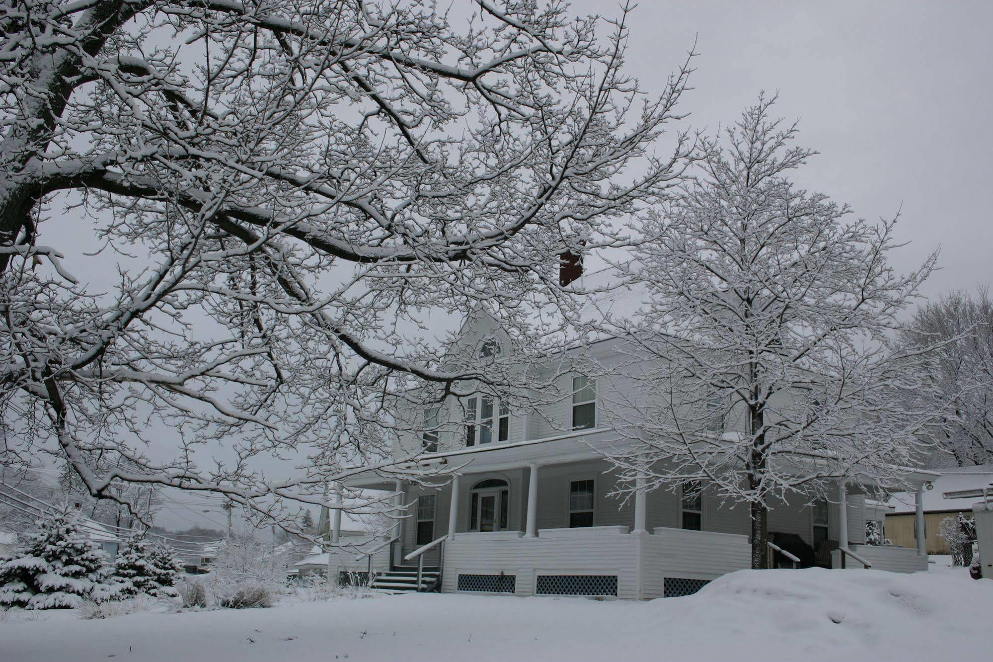 The Young House Bed And Breakfast Millinocket Exteriér fotografie